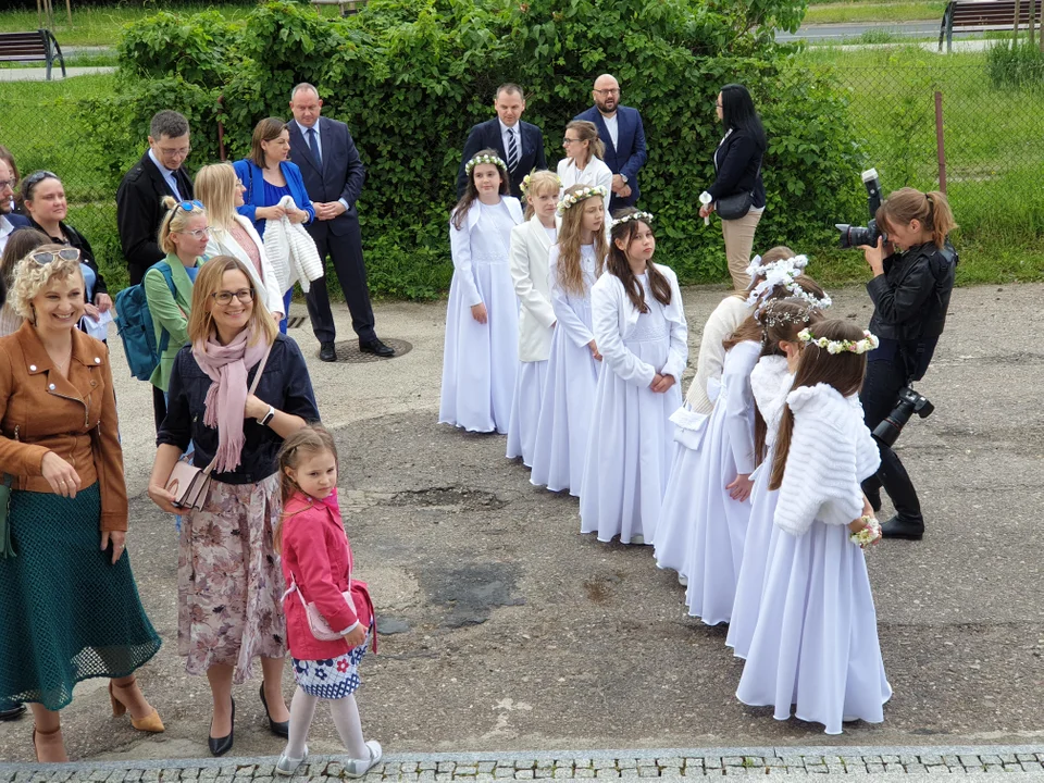 Dzieci z parafii Najświętszej Eucharystii przy ul. Popiełuszki w Łodzi przystąpiły do pierwszej komunii świętej