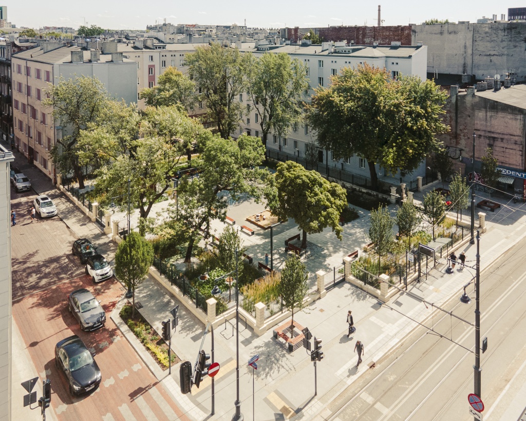 Plac zabaw Łódź. W parku kieszonkowym w Śródmieściu powstał nowy plac zabaw [zdjęcia] - Zdjęcie główne