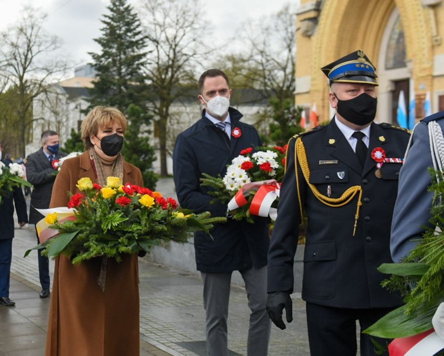 Łódź. Skromne świętowanie 230. rocznicy uchwalenia Konstytucji 3 Maja - Zdjęcie główne