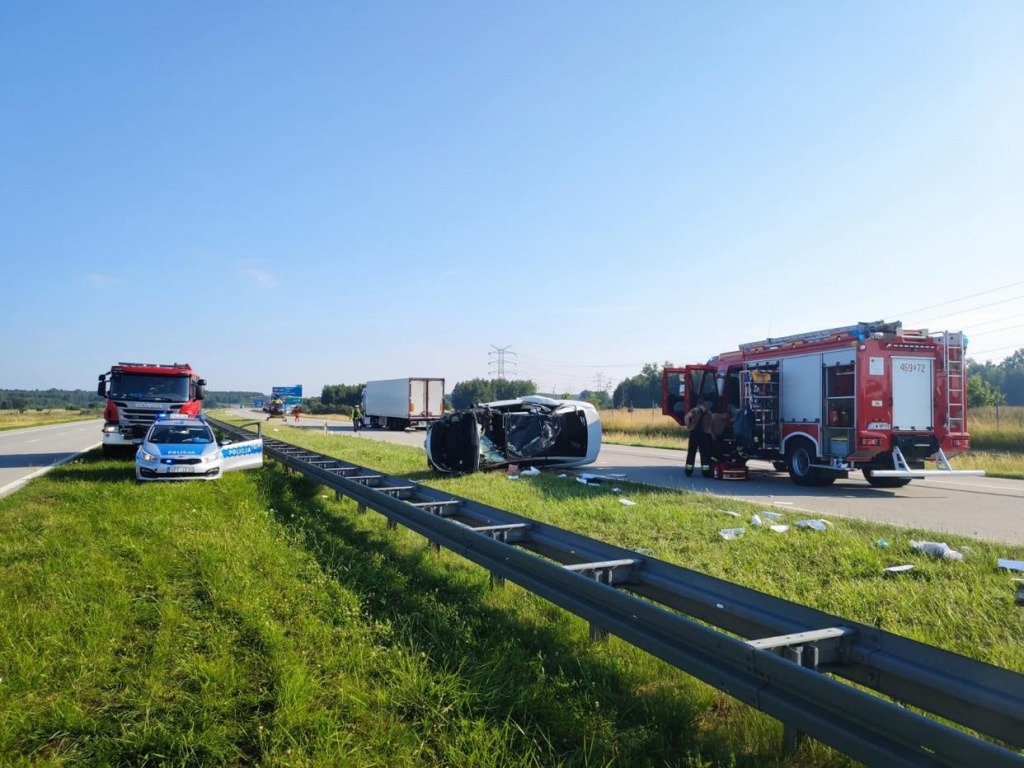 Dachowanie samochodu na A1 na wysokości węzła Tuszyn. Dwie osoby ranne [aktualizacja]  - Zdjęcie główne