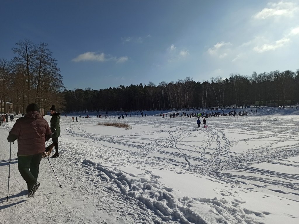 Zimowe aktywności łodzian w parkach w Łodzi. Tłumy korzystają z uroków zimy (fot. TuŁódź.pl)