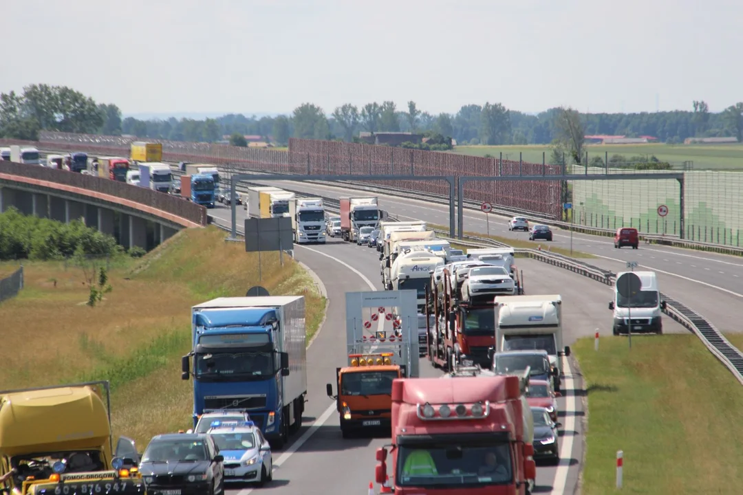 Wyjeżdżacie poza Łódź? Na autostradzie osobówka najechała na bariery. Są utrudnienia - Zdjęcie główne