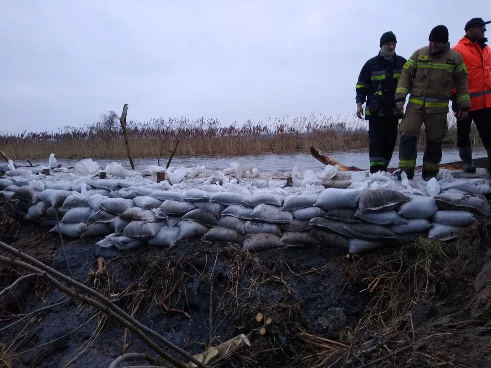 W powiecie łęczyckim strażacy naprawiali przerwany wał przeciwpowodziowy. Podtopienia są mozliwe w innych częściach woj. łódzkiego