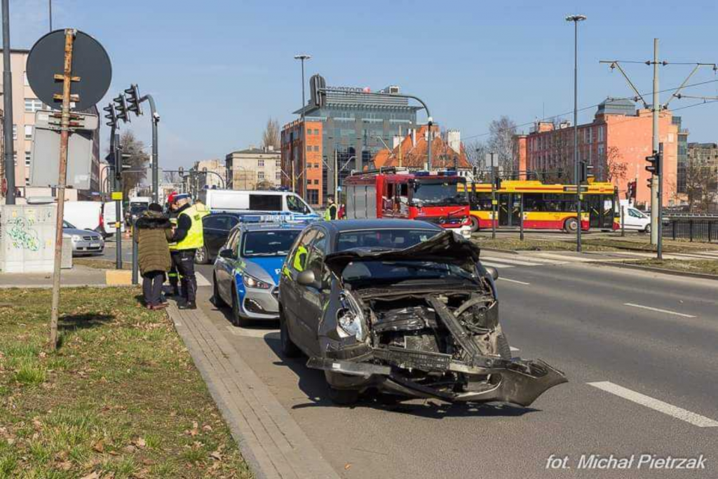 Skrzyżowanie ulic Mickiewicza i Żeromskiego było najbardziej niebezpiecznym skrzyżowaniem w Łodzi pod względem liczby zanotowanych wypadków w 2020 roku (fot. Michał Pietrzak - redakcja TuŁódź) |wiadomości łódzkie|Łódź|TuŁódź