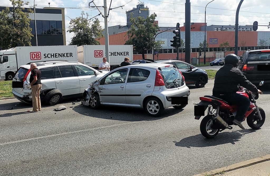 Możliwe utrudnienia w ruchu na ulicy Pabianickiej. Była kolizja samochodów - Zdjęcie główne