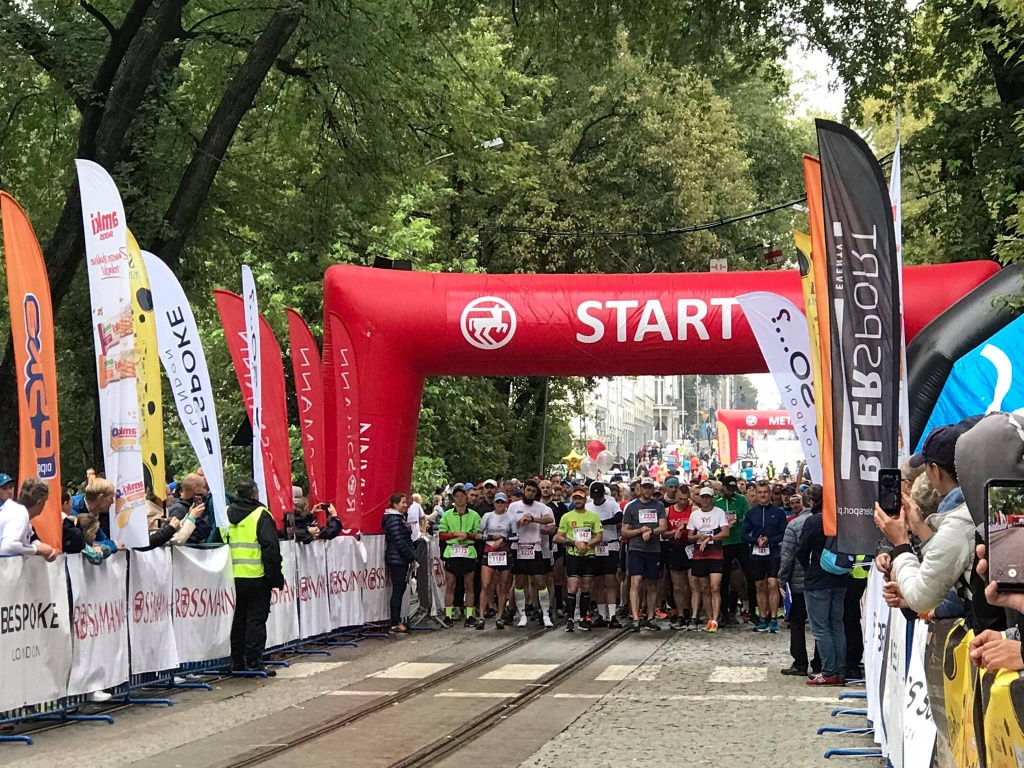 Bieg Ulicą Piotrkowską Rossmann Run. Mimo złej pogody biegacze z całej Polski pobiegli ulicami Łodzi (fot. redakcja TuŁódź) | wiadomości łódzkie | Łódź | TuŁódź