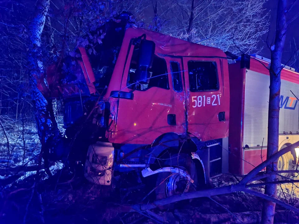 Wypadek strażaków, którzy jechali na akcję! Ranne 4 osoby - Zdjęcie główne