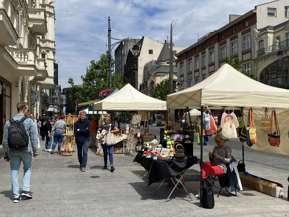 Stoiska "Rękodzielni" na ul. Piotrkowskiej przyciągnęły wiele osób 