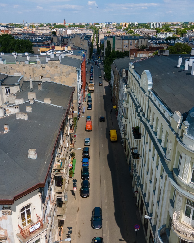 Parking Łódź. Z centrum Łodzi znikną kolejne miejsca parkingowe. Zamiast nich - zielony pasaż i nowa droga (fot. www.lodz.pl)