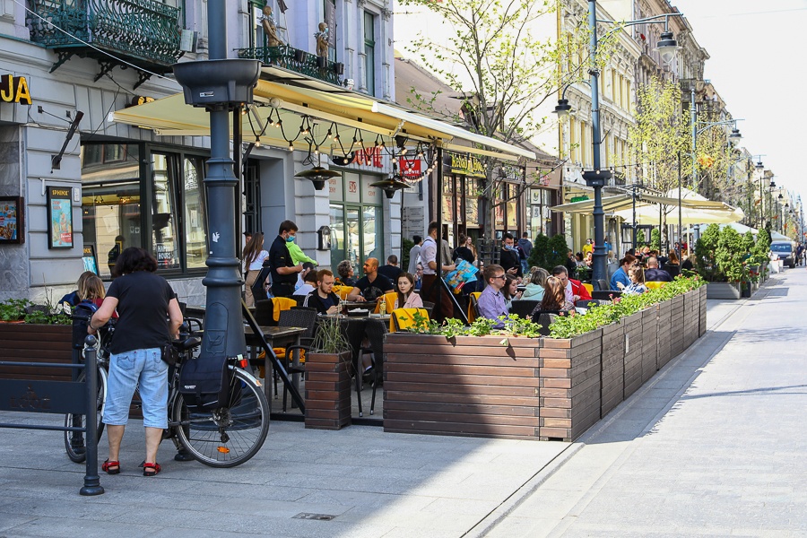 Piotrkowska Łódź. Łodzianie szturmem ruszyli do ogródków na Piotrkowskiej (fot. Michał Pietrzak - TuŁódź.pl)