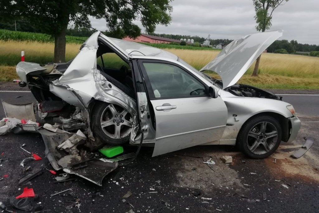 Wypadek łódzkie. Śmiertelny wypadek pod Bełchatowem. Trzy roztrzaskane samochody (fot. Policja Łódzka)