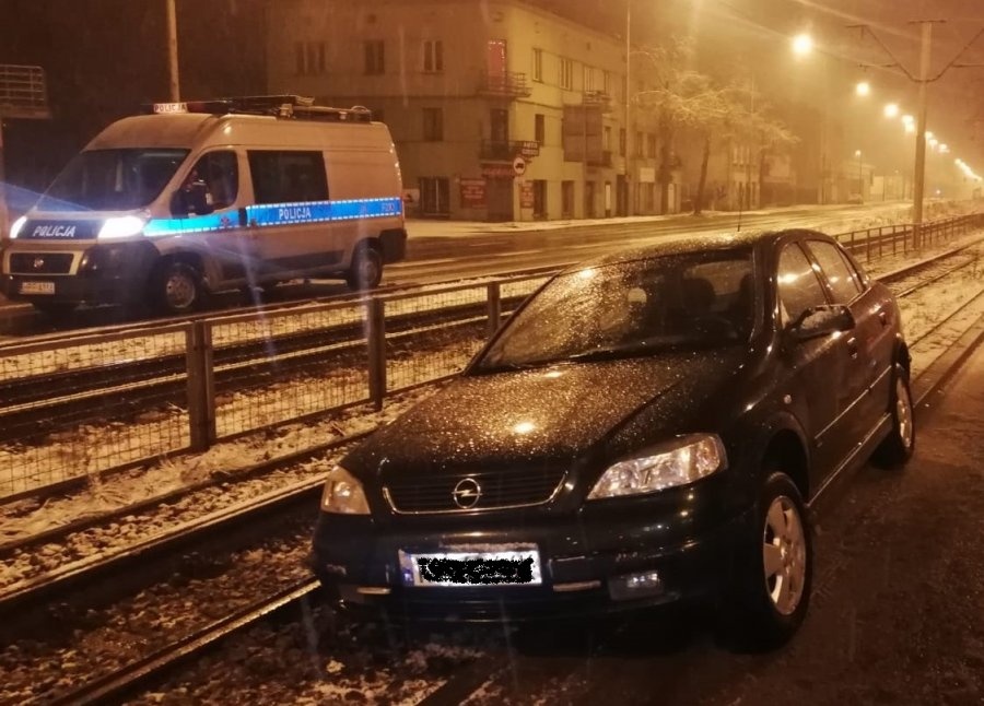 Pijany łodzianin jechał po… wódkę. Jego auto zawisło na torowisku - Zdjęcie główne