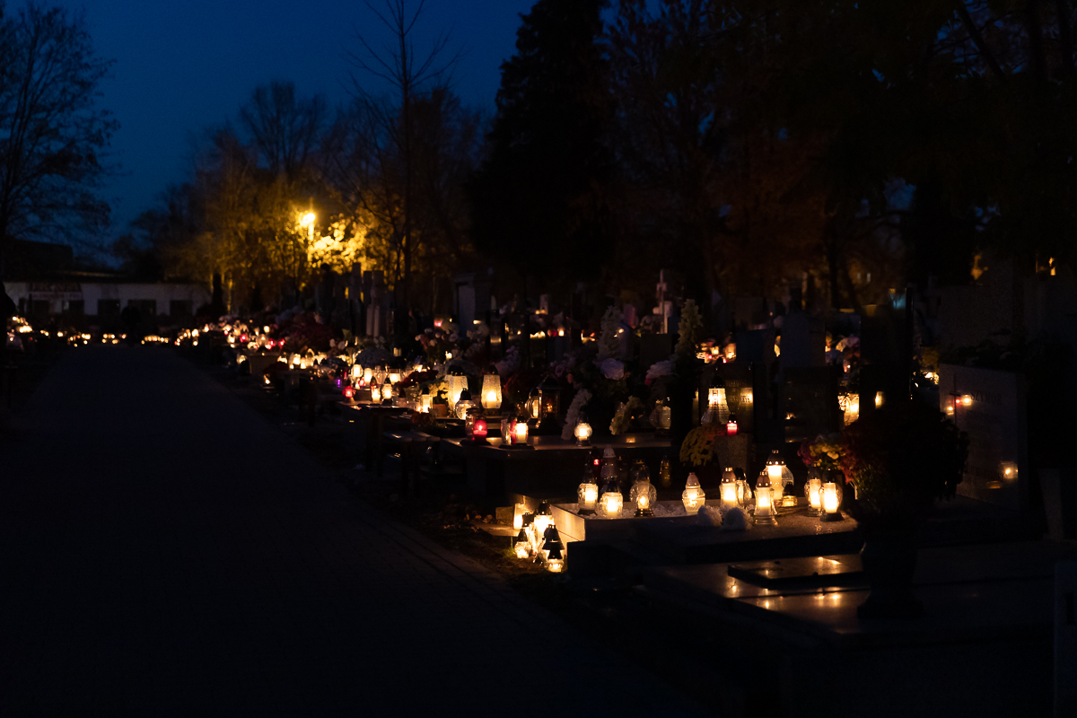 Łódzkie cmentarze nocą prezentują się niebywale. Taka atmosfera sprzyja refleksjom