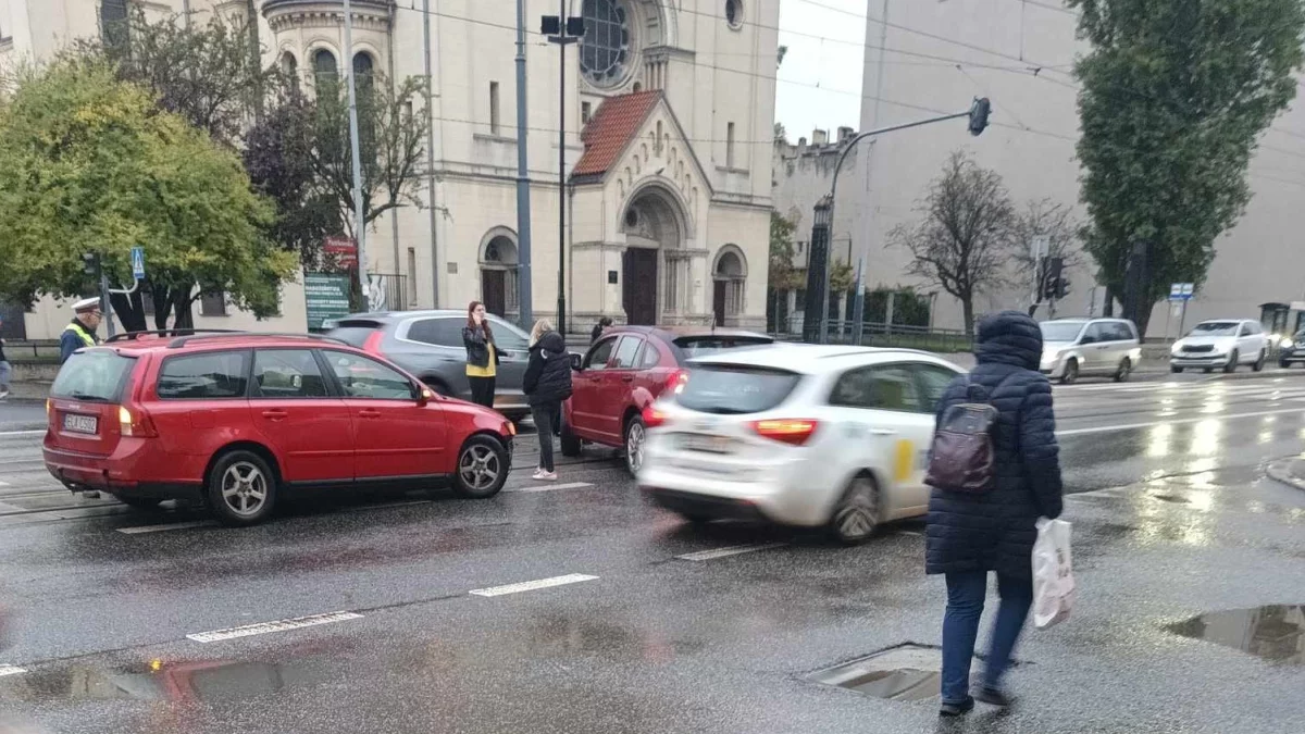 Kolizja na Piotrkowskiej. Nie kursuje kilka ważnych linii tramwajowych - Zdjęcie główne