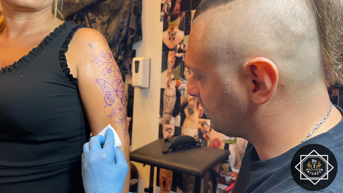 Wzory tatuaży dla kobiet: delikatne, geometryczne, kwiatowe – co wybrać?