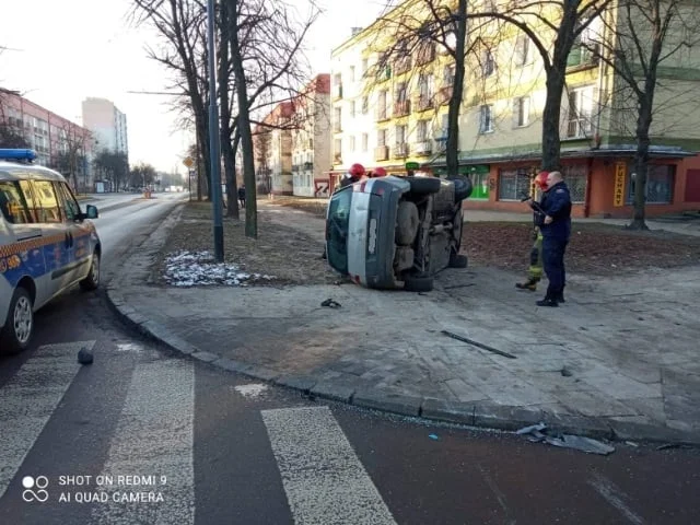 Kierowca uwięziony w przewróconym samochodzie przy ul. Kasprzaka. „Wypiję i pojadę do domu”  - Zdjęcie główne