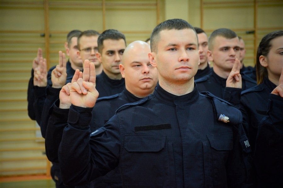 Nowo przyjęci policjanci złożyli ślubowanie [ZDJĘCIA]  - Zdjęcie główne