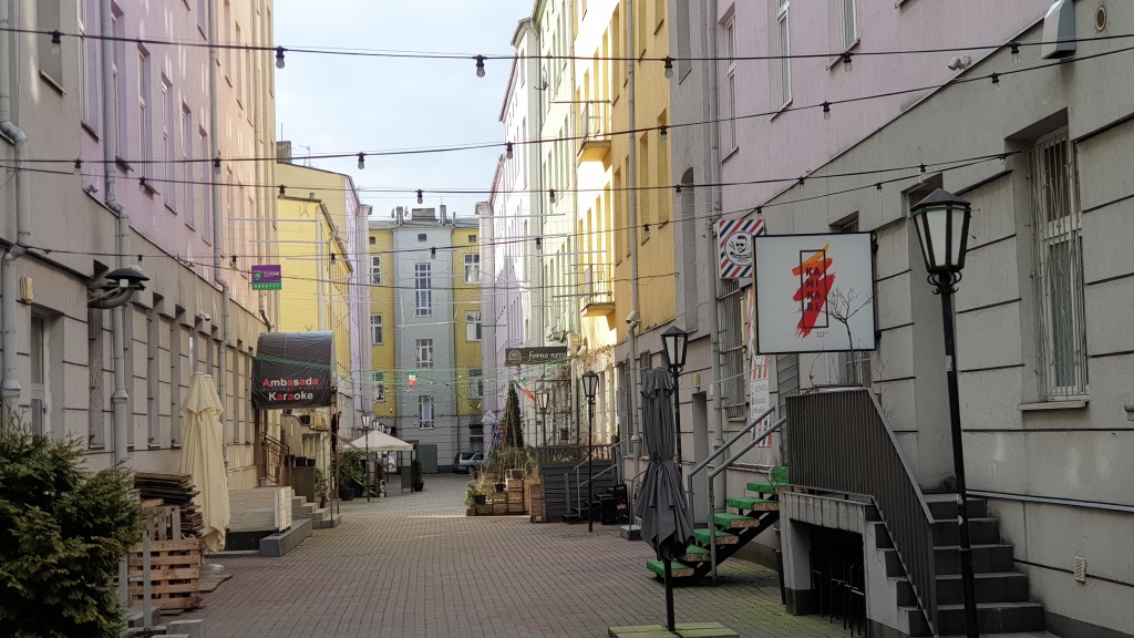 Coworking obok pizzerii przy ulicy Piotrkowskiej w Łodzi. Takiego miejsca nie ma nigdzie indziej (fot. Bartosz Jankowski - TuŁódź.pl)