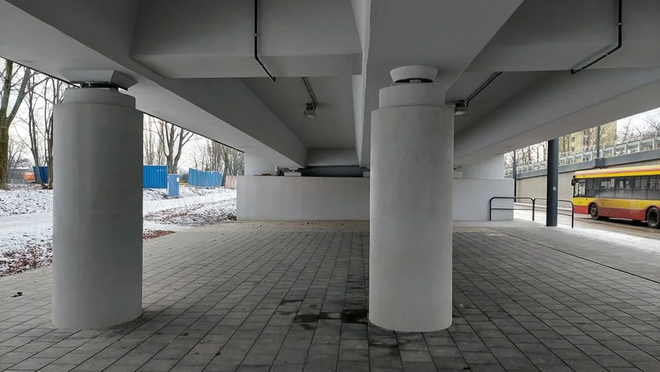 Po odmalowaniu przystanku na murze pojawił się kolejny napis.