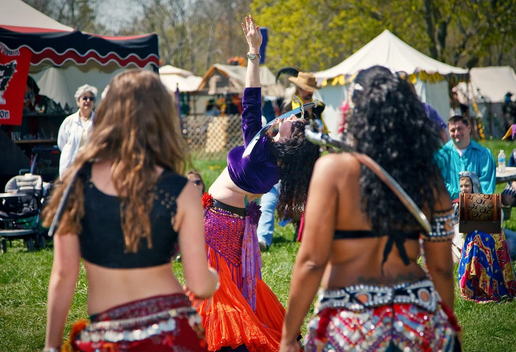 Taniec brzucha, czyli belly dance. Idealny dla kobiet, które chcą zadbać o kondycje fizyczną, a dodatkowo zyskać większą pewność siebie. Jest niezwykle widowiskowy. Jak wylicza portal welbi.pl, regularne ćwiczenia doskonale rozluźnią, a przy tym wzmocnią mięśnie brzucha, pleców, łydek i pośladków. Dzięki nim sylwetka może nabrać ładniejszych kształtów - talia się wysmukli, a linia bioder zaokrągli. Taniec brzucha pozwoli też wypracować lepszą kondycję i wytrzymałość. Ciało stanie się również bardziej gibkie i elastyczne. Taka aktywność fizyczna jest więc doskonałym rozwiązaniem, gdy chcesz zrzucić kilka zbędnych kilogramów i poprawić swój wygląd.