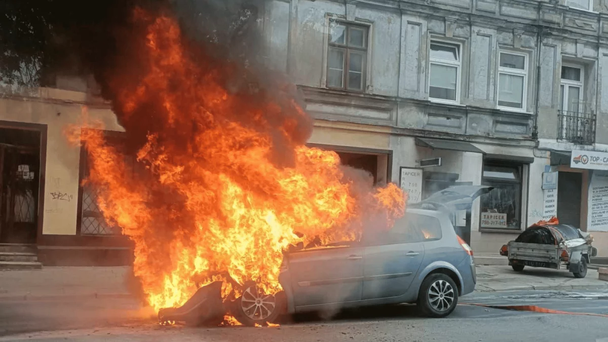 Pożar auta na Górniaku. Renault w momencie stanął w ogniu [ZDJĘCIA] - Zdjęcie główne