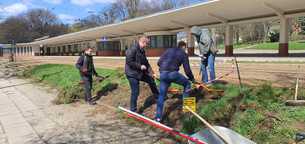 Zawody w Rekonstrukcji Trawnika z okazji Dnia Ziemi przy Przystanku Architektura w Łodzi (ul. Północna 12) (fot. mat. prasowe)