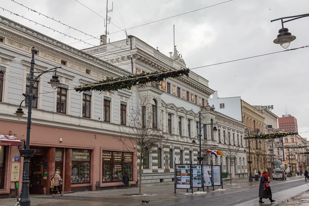 Ulica Piotrkowska w Łodzi to najdłuższy deptak w Polsce i jedna z najdłuższych ulic handlowych w Europie. Zobacz, jak się zmieniła