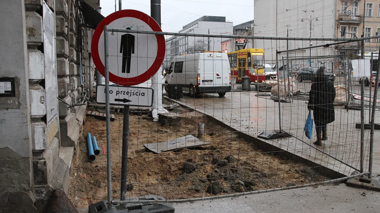 Tramwaje MPK Łódź wróciły, ale kierowcy i piesi muszą jeszcze zaczekać. Miasto podaje kluczowe terminy [ZDJĘCIA] - Zdjęcie główne