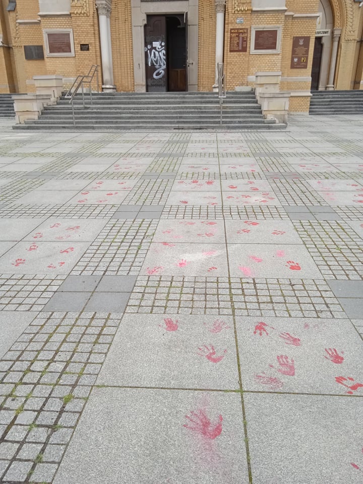 Katedra Łódź. Zniszczono zabytkowe drzwi do łódzkiej katedry. Sprawcy poszukuje policja (fot. dzięki uprzejmości Czytelnika)