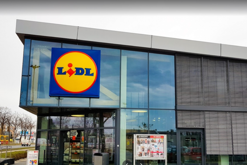 Strefa czerwona wymusza nowe zasady działania sklepów. Jak funkcjonują Lidl, Biedronka i inne markety?  - Zdjęcie główne