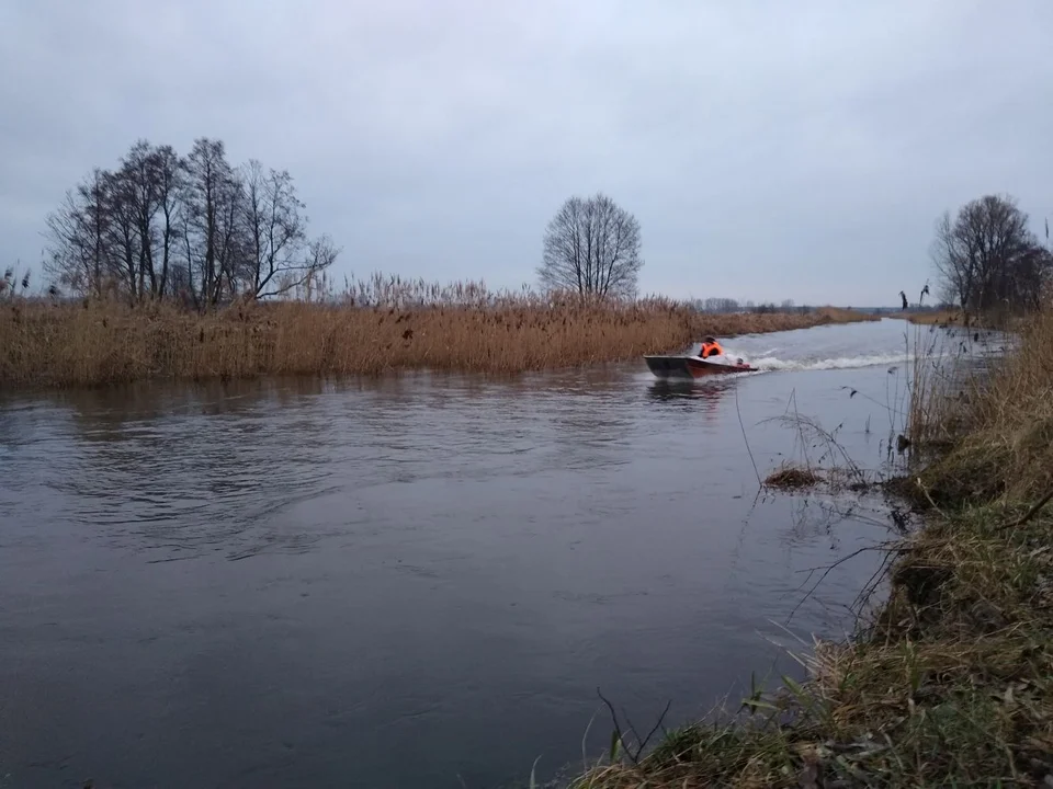 W powiecie łęczyckim strażacy naprawiali przerwany wał przeciwpowodziowy. Podtopienia są mozliwe w innych częściach woj. łódzkiego