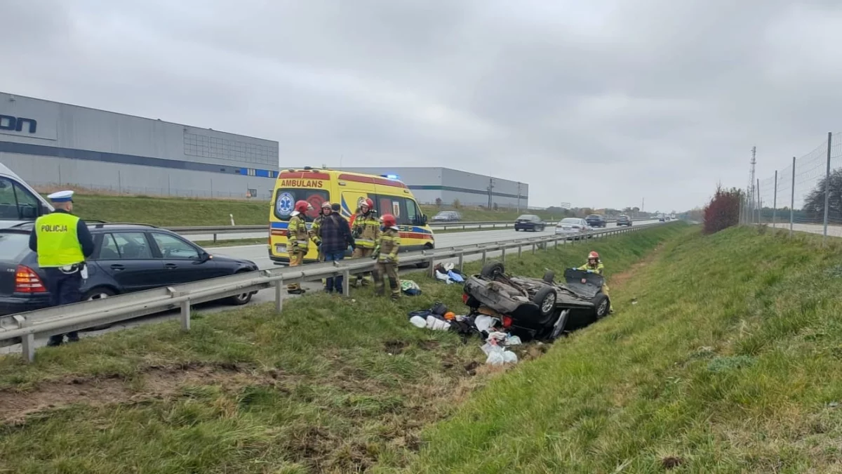 Utrudnienia na drodze ekspresowej pod Łodzią. Dachował rover. Na miejscu służby - Zdjęcie główne