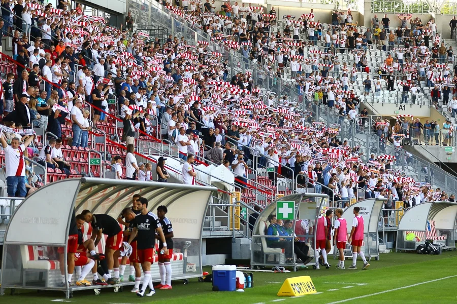 Specjalny zestaw dla kibiców ŁKS-u Łódź z okazji otwarcia Stadionu Króla - Zdjęcie główne