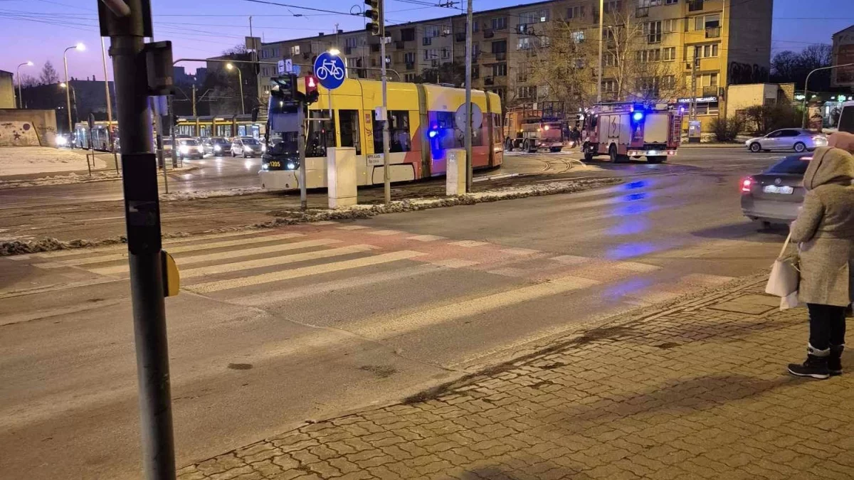 Tramwaj MPK Łódź stanął na zakręcie. Cztery linie skierowano objazdem - Zdjęcie główne