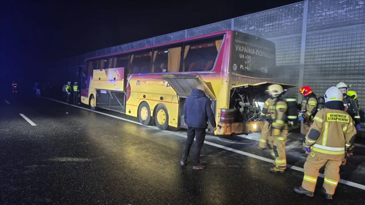 Pożar autokaru na autostradzie A2. Akcja gaśnicza trwała kilka godzin - Zdjęcie główne