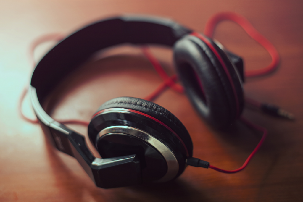 Wiele osób decyduje się na zakup elektroniki np. smartfona czy słuchawek (fot. Canva) |wiadomości łódzkie | Łódź | TuŁódź