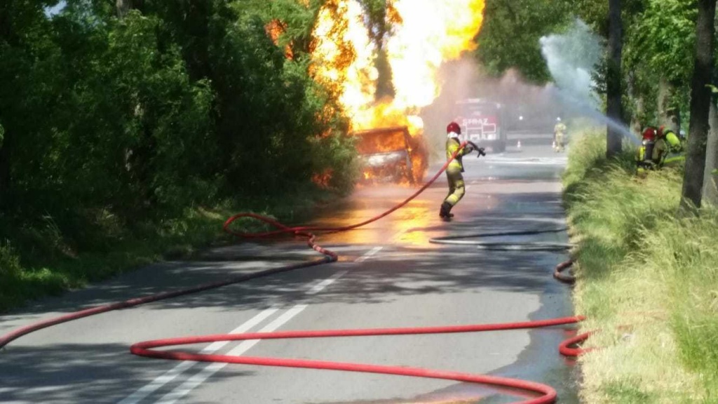 Pożar samochodu wiozącego butle z gazem. Kierującemu pojazdem udało się ewakuować (fot. PSP w Zgierzu) |wiadomości łódzkie | Łódź | TuŁódź