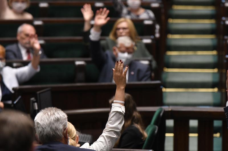 Ogromne podwyżki dla polityków! A podobno gospodarka tonie - Zdjęcie główne