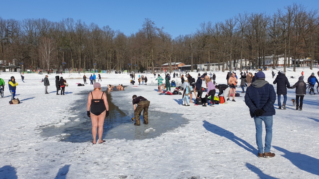 Łódź. Morsowanie w Arturówku w walentynkową niedzielę 14 lutego (fot. Bartosz Jankowski - TuŁódź.pl)