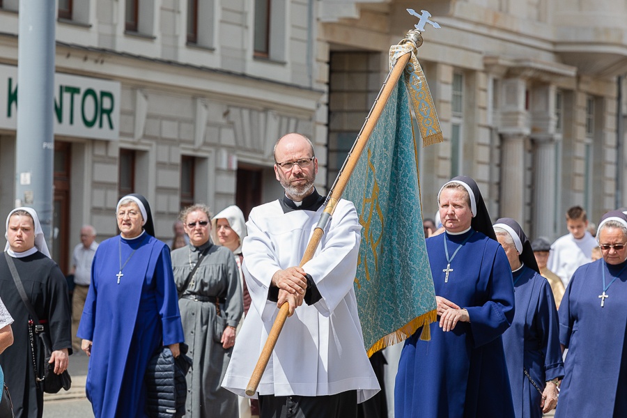 Boże Ciało w Łodzi. Procesja pod przewodnictwem abp. łódzkiego, Grzegorza Rysia przeszła ulicami miasta (fot. Michał Pietrzak - redakcja TuŁódź) |wiadomości łódzkie | Łódź | TuŁódź