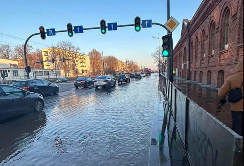 Awaria wodociągu na Widzewie. Al. Piłsudskiego  zalane - Zdjęcie główne