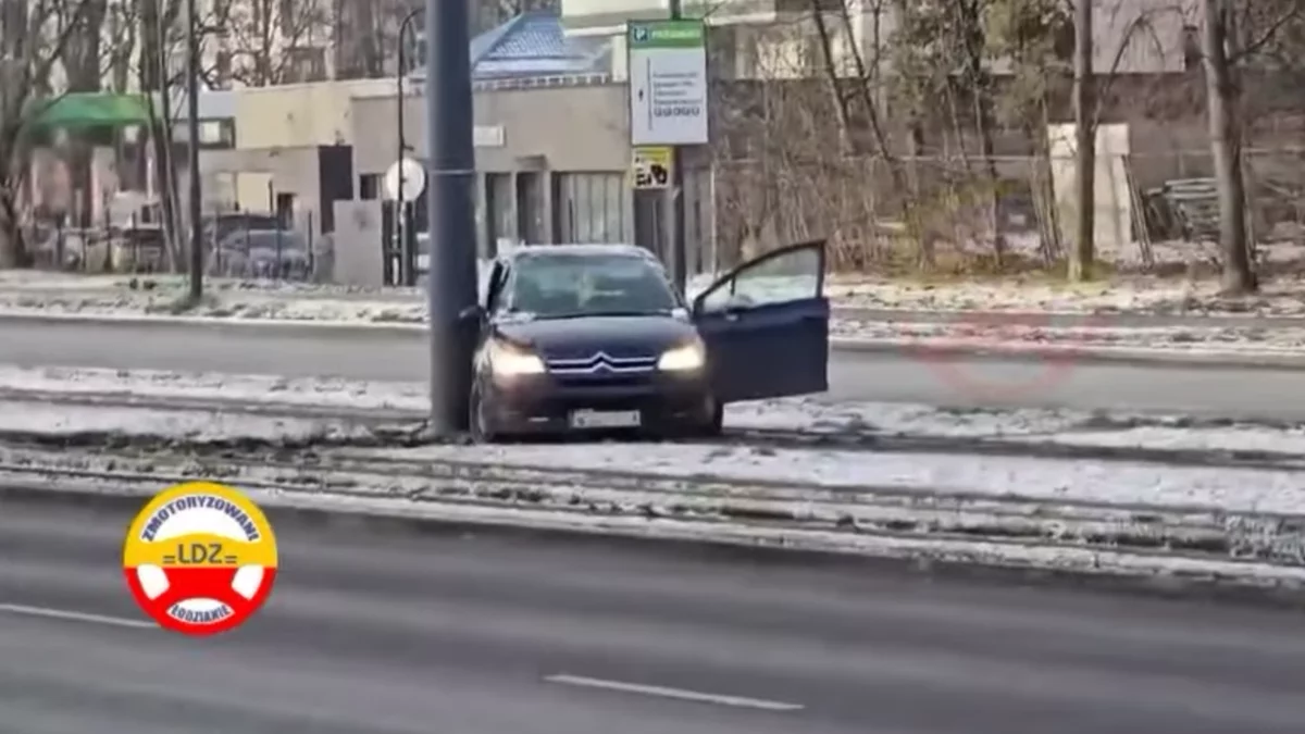 Zatrzymanie tramwajów na al. Mickiewicza w Łodzi. Samochód wjechał na torowisko [NAGRANIE] - Zdjęcie główne