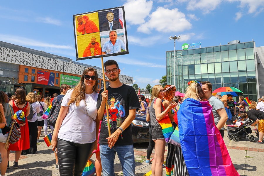 Marsz Równości i Marsz Normalności w Łodzi. Obie manifestacje przeszły ulicami miasta w sobotę, 26 czerwca 2021 (fot. Michał Pietrzak - redakcja TuŁódź) | wiadomości łódzkie | Łódź | TuŁódź