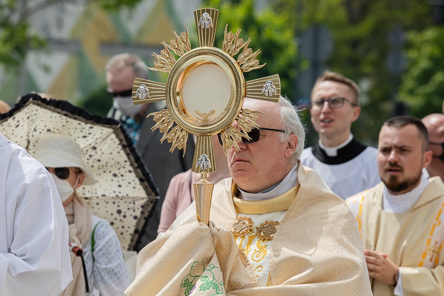 Boże Ciało w Łodzi. Procesja pod przewodnictwem abp łódzkiego, Grzegorza Rysia przeszła ulicami miasta (fot. Michał Pietrzak - redakcja TuŁódź) |wiadomości łódzkie | Łódź | TuŁódź