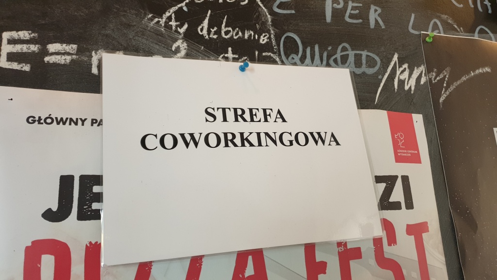 Coworking obok pizzerii przy ulicy Piotrkowskiej w Łodzi. Takiego miejsca nie ma nigdzie indziej (fot. Bartosz Jankowski - TuŁódź.pl)