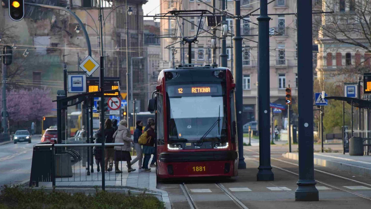 Powrót tramwajów MPK Łódź na ważną ulicę. Niebawem dojedzie tutaj kolejna linia - Zdjęcie główne