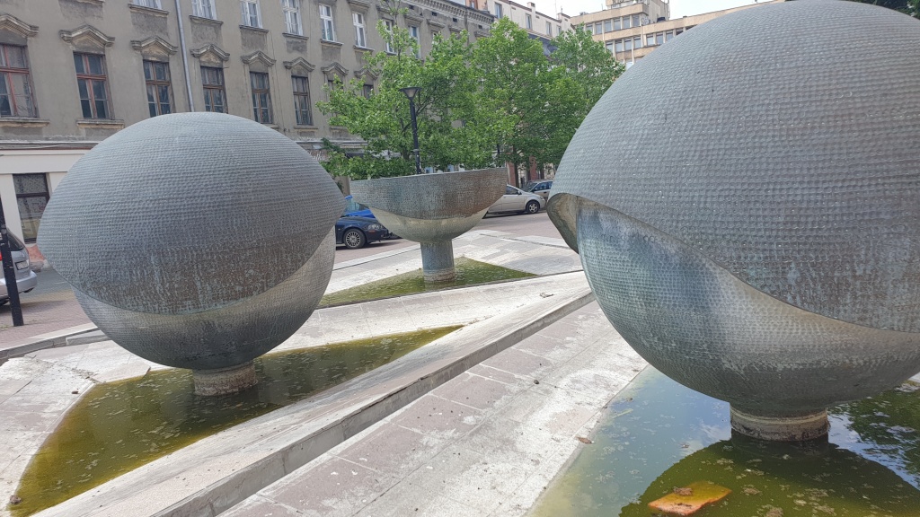 Pasaż Schillera Łódź. Sucha fontanna w Pasażu Schillera w Łodzi. To zwiastun wielkich zmian (fot. Bartosz Jankowski - TuŁódź.pl)