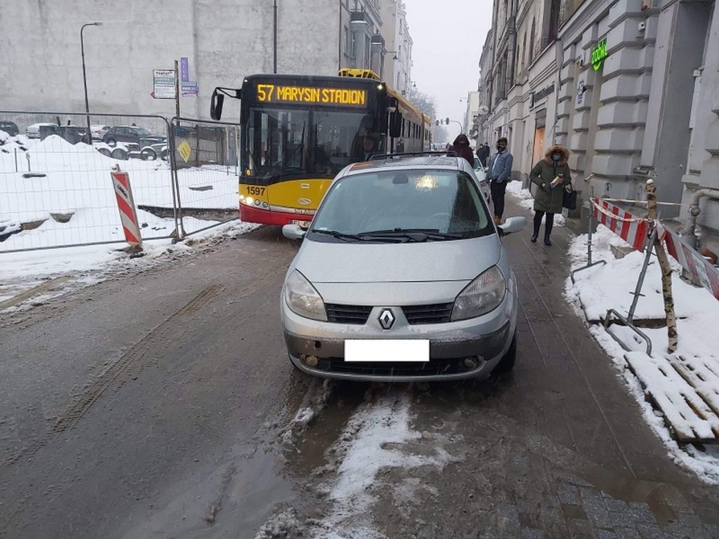 Łódź. Źle zaparkował i wstrzymał ruch komunikacji miejskiej na ul. Sienkiewicza w Łodzi  - Zdjęcie główne