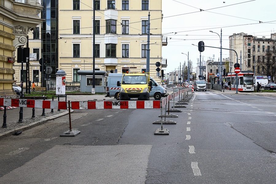 Łódzkie metro. Budowa stacji Łódź - Śródmieście. Zamknięte ulica Zielona i ulica Wólczańska w Łodzi (fot. Michał Pietrzak - TuŁódź.pl)