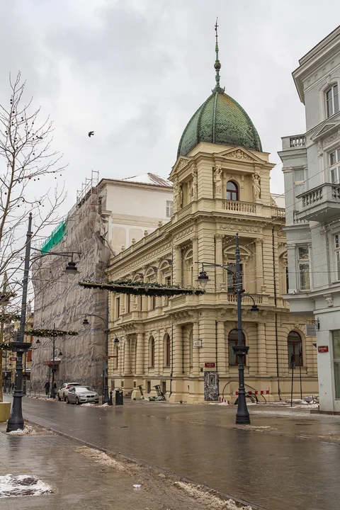 Ulica Piotrkowska w Łodzi to najdłuższy deptak w Polsce i jedna z najdłuższych ulic handlowych w Europie. Zobacz, jak się zmieniła